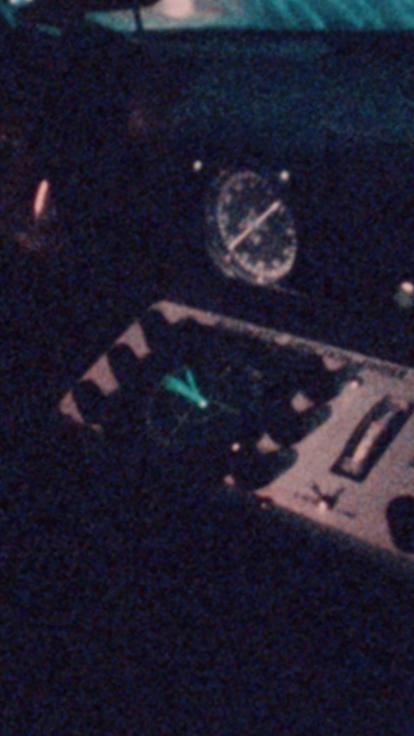 Een oude korrelige foto van een radar in de auto van de controledienst die piratenzenders opspoort. 