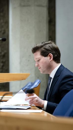 Kamervoorzitter Thom van Campen met 2 camera's op hem gericht