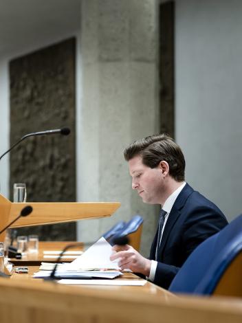 Kamervoorzitter Thom van Campen met 2 camera's op hem gericht