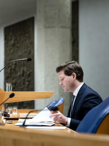 Kamervoorzitter Thom van Campen met 2 camera's op hem gericht