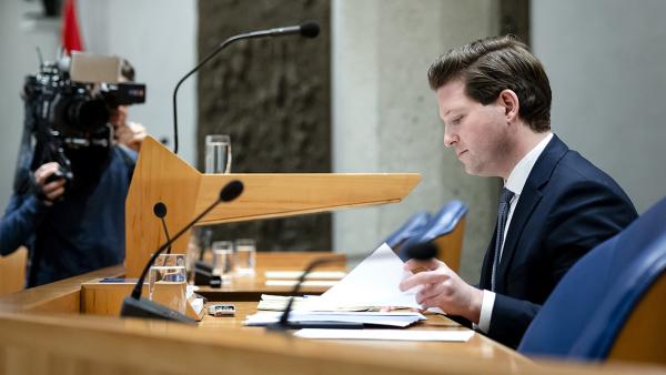 Kamervoorzitter Thom van Campen met 2 camera's op hem gericht