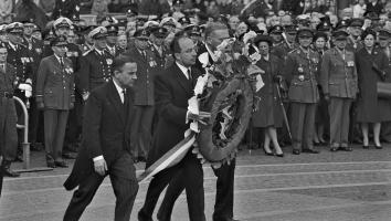 Een zwart-witfoto van premier Jo Cals en twee ministers die een krans neerleggen bij het nationale monument op de Dam in Amsterdam.