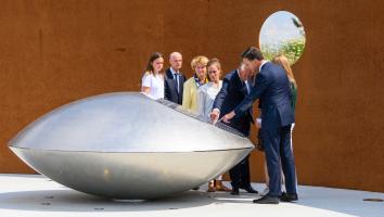 Premier Rutte en nabestaanden staan bij een herdenkingsmonument van de vliegramp MH17.