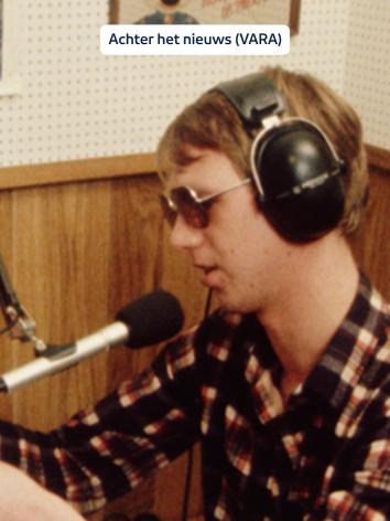 Een radiopiraat uit de jaren 80 spreekt in de microfoon en heeft een koptelefoon op. 