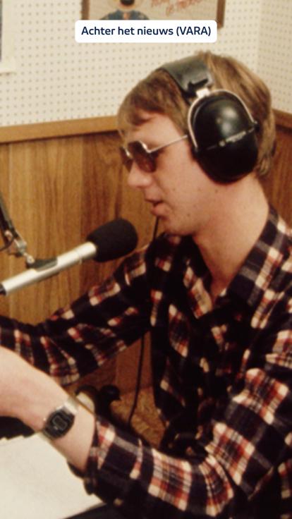 Een radiopiraat uit de jaren 80 spreekt in de microfoon en heeft een koptelefoon op. 