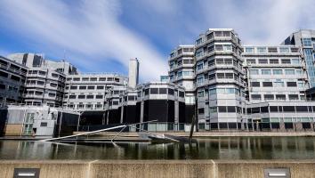 Het kantoorpand met geblindeerde ramen van de AIVD in Zoetermeer.