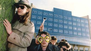 Mensen staan voor het oude gebouw van de veiligheidsdienst om te protesteren.