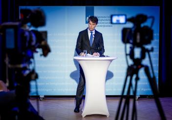 AIVD-directeur Erik Akerboom tijdens een persconferentie.