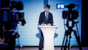 AIVD-directeur Erik Akerboom tijdens een persconferentie.