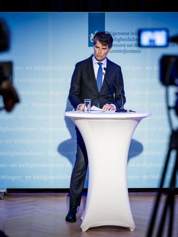 AIVD-directeur Erik Akerboom tijdens een persconferentie.