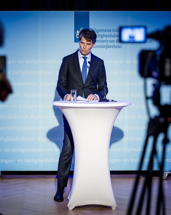 AIVD-directeur Erik Akerboom tijdens een persconferentie.