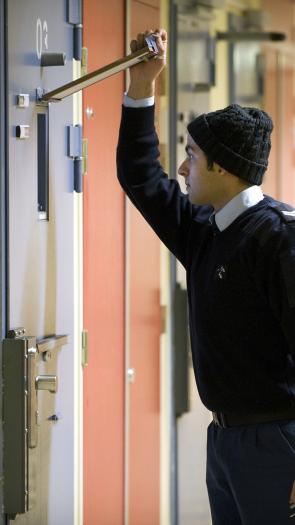 Man die gevangeniscel inkijkt 