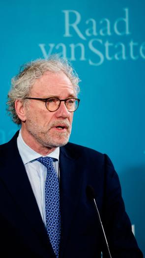 Vice-president Thom de Graaf presenteert voor want met Raad van State erop geprint.