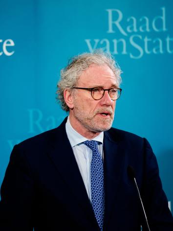 Vice-president Thom de Graaf presenteert voor want met Raad van State erop geprint.