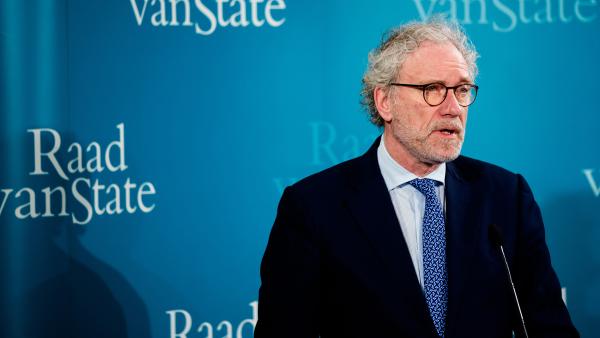 Vice-president Thom de Graaf presenteert voor want met Raad van State erop geprint.