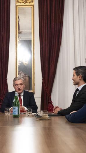 Buma aan het hoofd van een tafel met vier politici om hem heen 