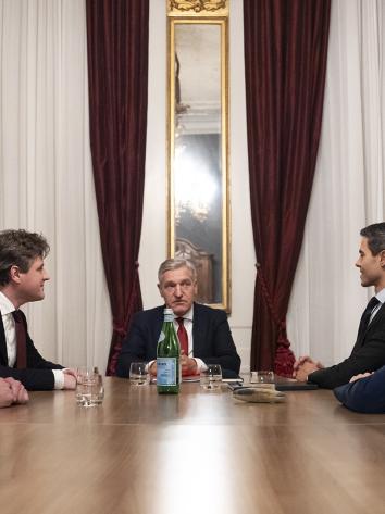 Buma aan het hoofd van een tafel met vier politici om hem heen 