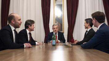 Buma aan het hoofd van een tafel met vier politici om hem heen 