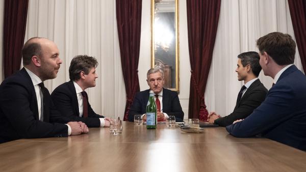 Buma aan het hoofd van een tafel met vier politici om hem heen 