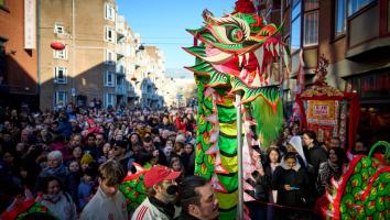 Foto van de viering van Chinees Nieuwjaar in de stad met een grote draak in Chinatown.