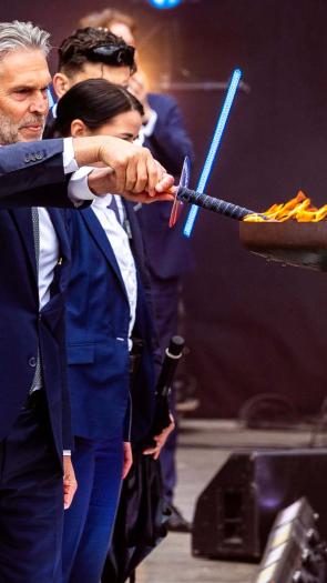 Premier Dick Schoof en premier Donald Tusk van Polen steken het Bevrijdingsvuur aan op Bevrijdingsdag 