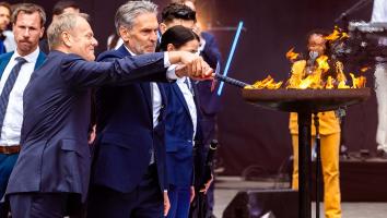 Premier Dick Schoof en premier Donald Tusk van Polen steken het Bevrijdingsvuur aan op Bevrijdingsdag 