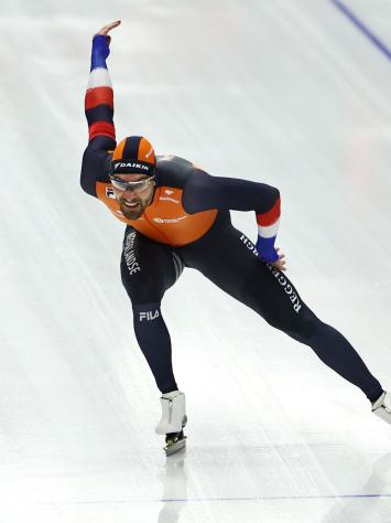 Schaatser Kjeld Nuis aan het schaatsen tijdens de duizend meter sprint.