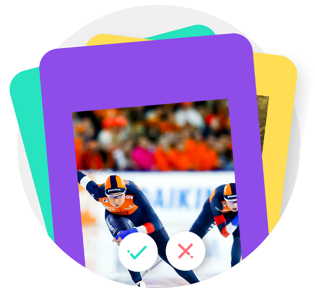 Drie kleurrijke 'quizkaartjes' op elkaar gestapeld. Op het voorste kaartje staat een afbeelding van twee schaatsers in een race. 