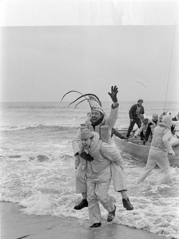 Twee mannen die uit een bood stappen voordat ze carnaval gaan vieren. 