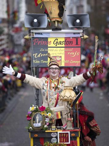 Een carnavalsprins op een eigen wagentje. 