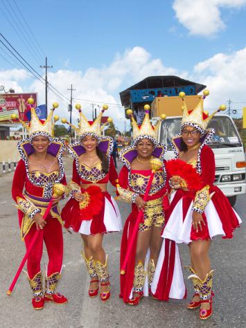 Vier dames die carnaval vieren op curaçao. 