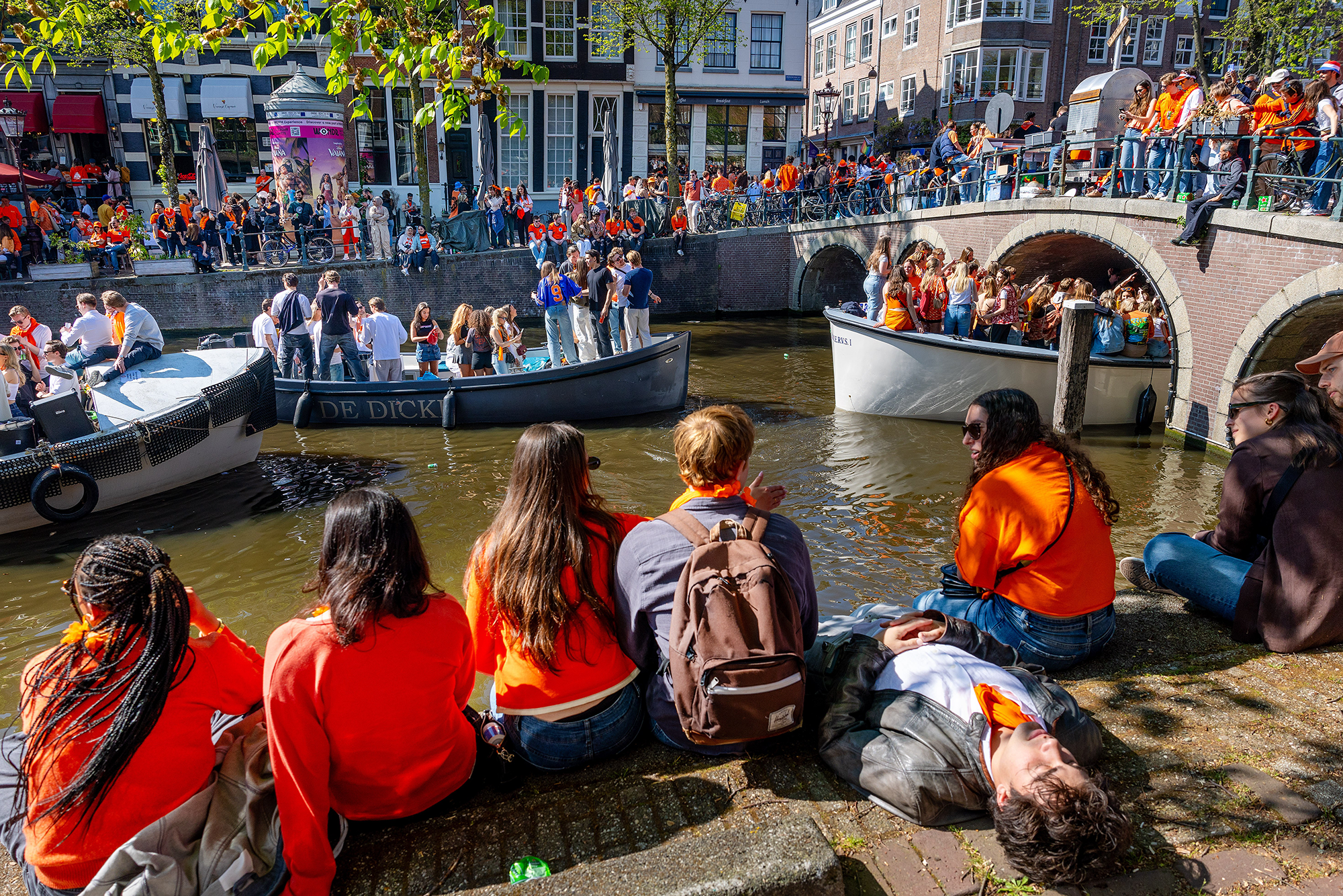 Op de grachten van Amsterdam wordt uitgebreid Koningsdag gevierd.