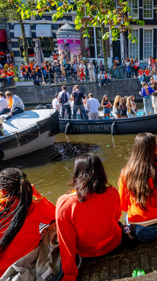 Op de grachten van Amsterdam wordt uitgebreid Koningsdag gevierd.