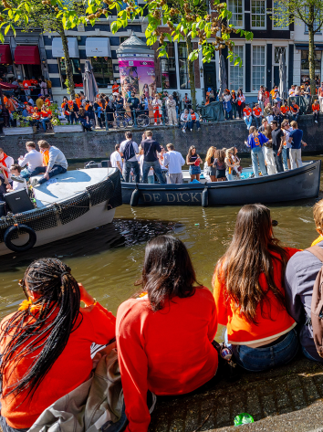 Op de grachten van Amsterdam wordt uitgebreid Koningsdag gevierd.