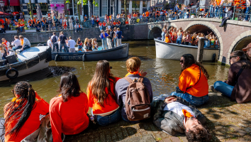 Op de grachten van Amsterdam wordt uitgebreid Koningsdag gevierd.