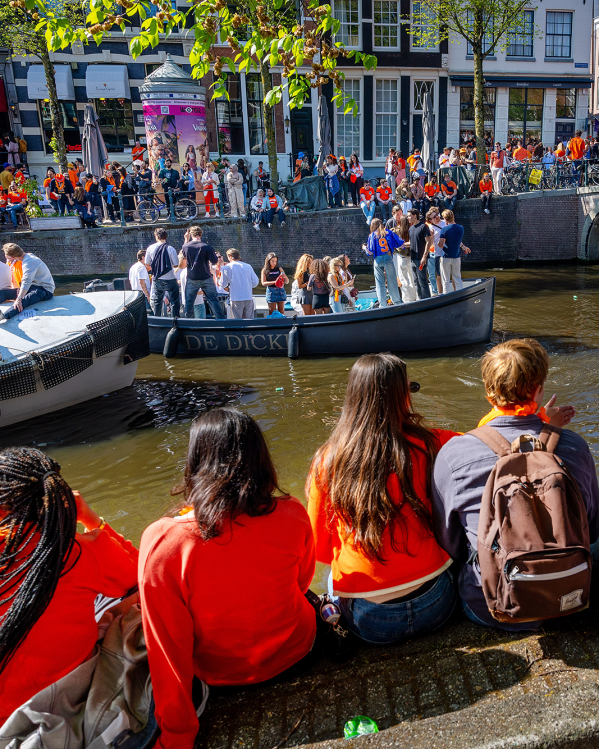 Op de grachten van Amsterdam wordt uitgebreid Koningsdag gevierd.