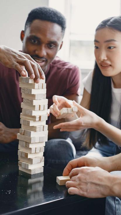 Twee mensen spelen een potje Jenga