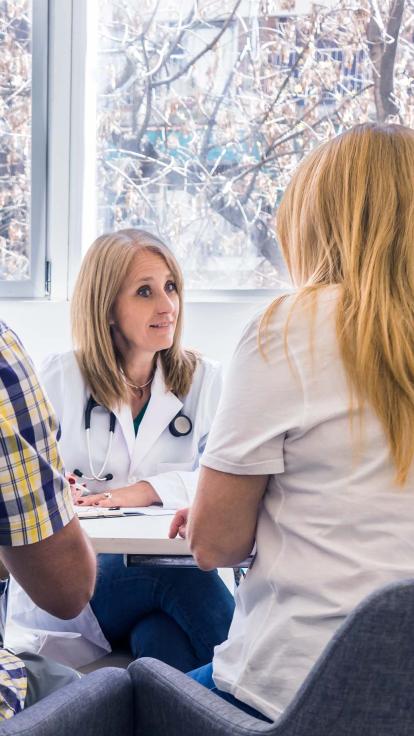 een koppel in gesprek met de arts in het ziekenhuis