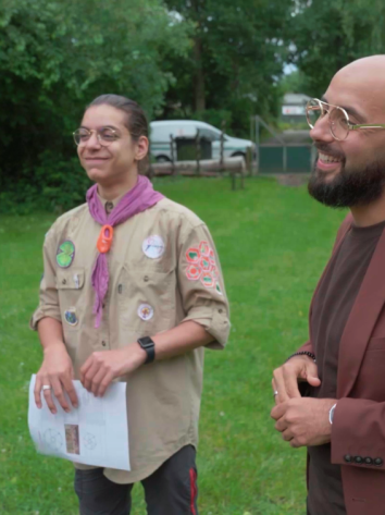 Presentator en jongere uit de documentaire gewoon lastig of neurodivers in beeld