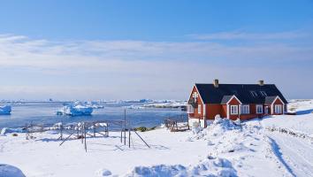 Een klein hutje op een ijzige vlakte op Groenland.