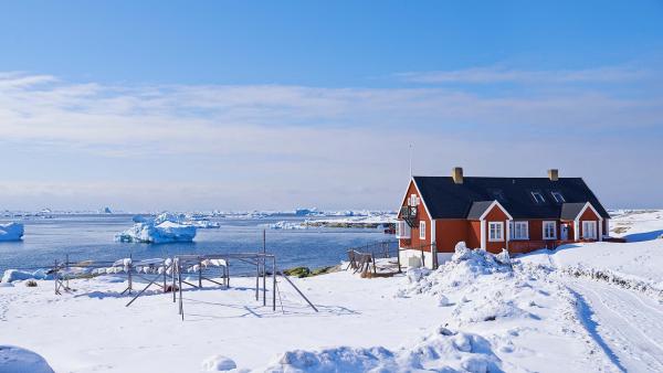 Een klein hutje op een ijzige vlakte op Groenland.