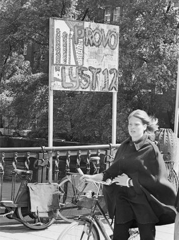 Foto van verkiezingsbord van de provo-beweging van de gemeenteraad in Amsterdam