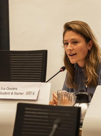 Een jong gemeenteraadslid van de Utrechtse partij Student & Starter aan het woord achter microfoon