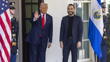 El Salvadors president Nayib Bukele en Trump sluiten een deal over het opsluiten van Venezolaanse migranten in de Salvadoraanse gevangenis Cecot. 