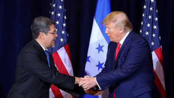 Oud-president van Honduras Juan Hernandez is veroordeeld voor onder meer drugs invoeren in de VS. Trump verleende hem gratie. 