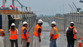 Bouwers bekijken Panamakanaal