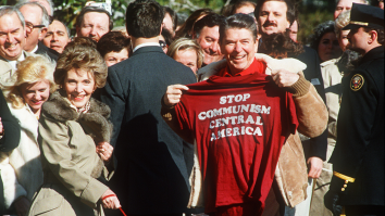 Ronald Reagan en vrouw met shirt tegen het communisme in Centraal-Amerika 