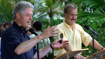 President Bill Clinton en de Colombiaanse president Andres Pastrana presenteren Plan Colombia. 