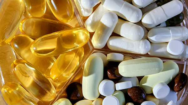 Grote bult met vitaminepillen