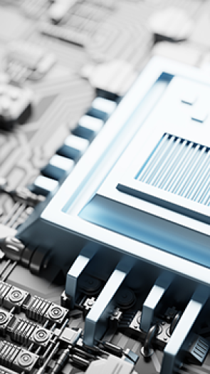 Hand houdt chip vast